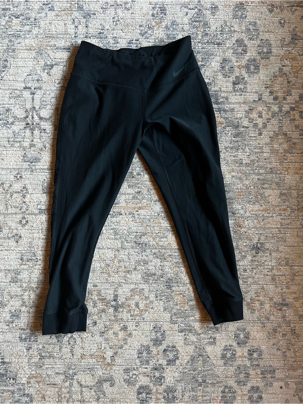 Nike Black High-Waist Performance Leggings - Cropped